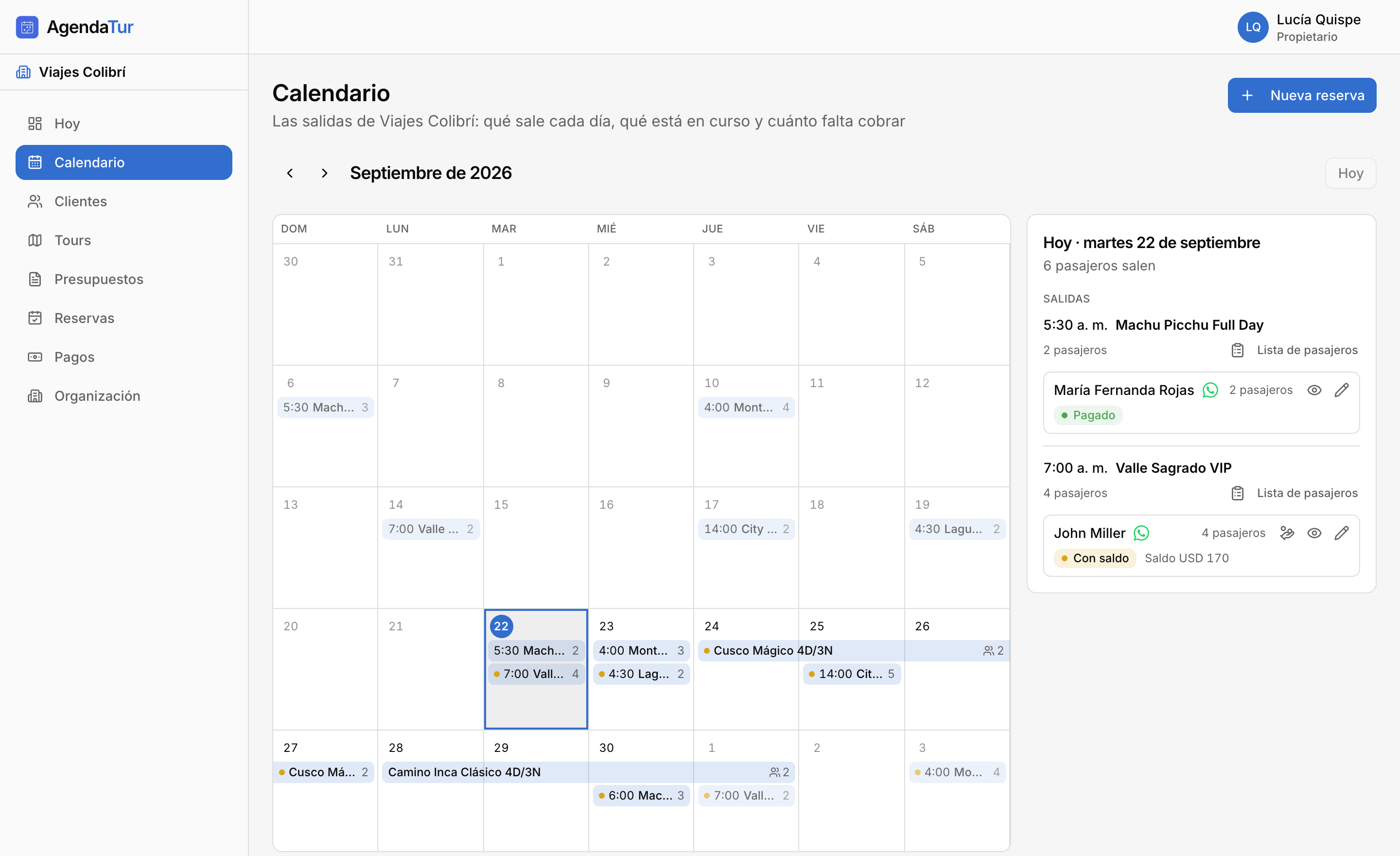 El calendario de AgendaTur: el mes con las salidas de cada día y, al lado, las salidas de hoy con sus pasajeros y quién tiene saldo pendiente.